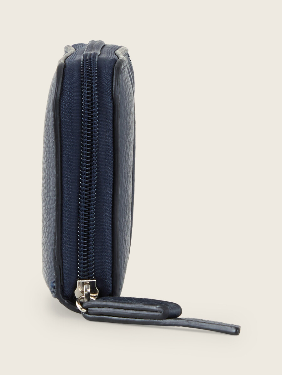 cartera ttbeca con costuras decorativas