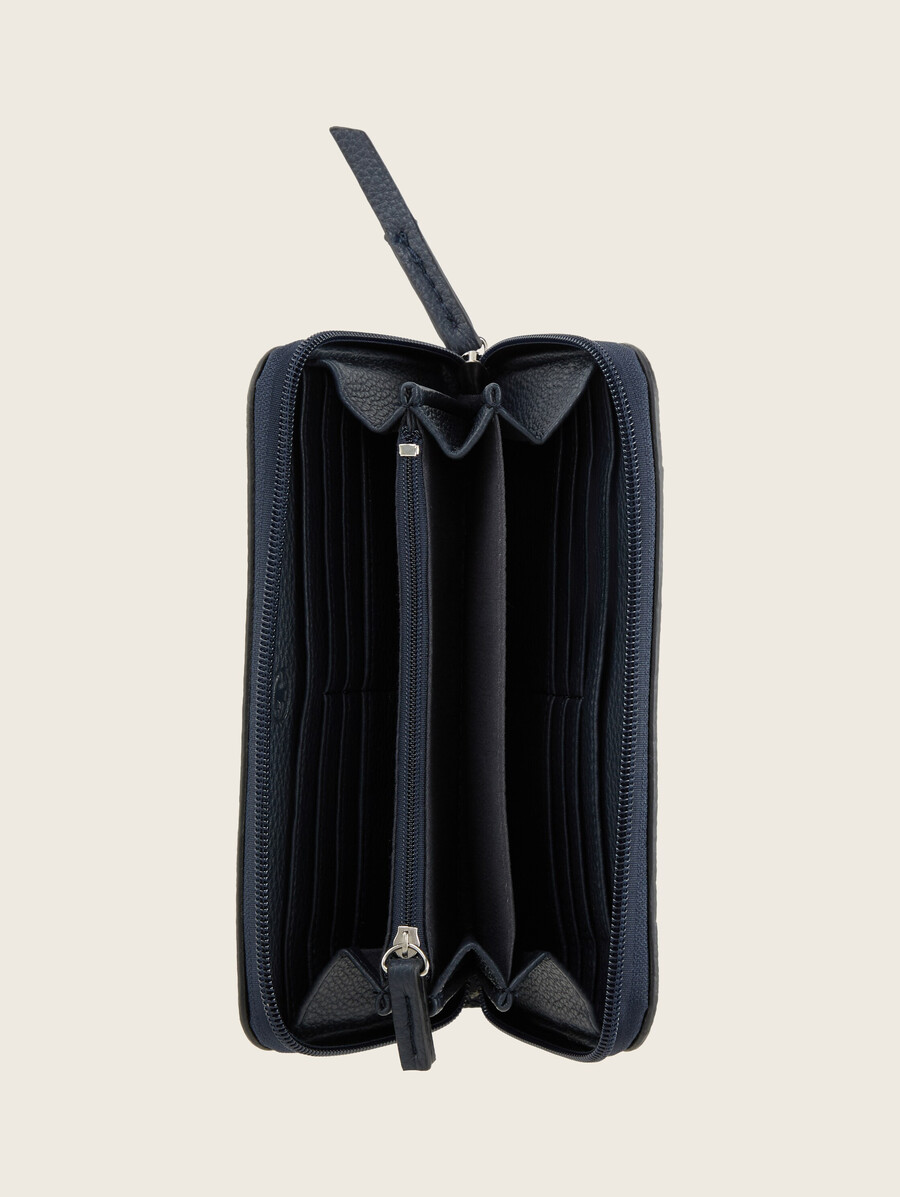 cartera ttbeca con costuras decorativas
