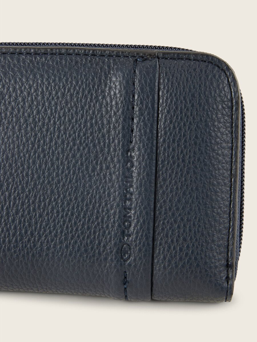 cartera ttbeca con costuras decorativas