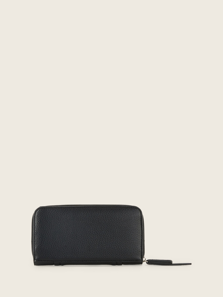 cartera ttbeca con costuras decorativas