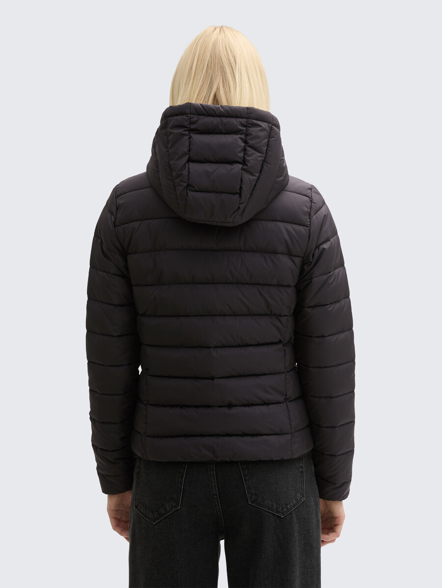 chaqueta acolchada ligera con capucha