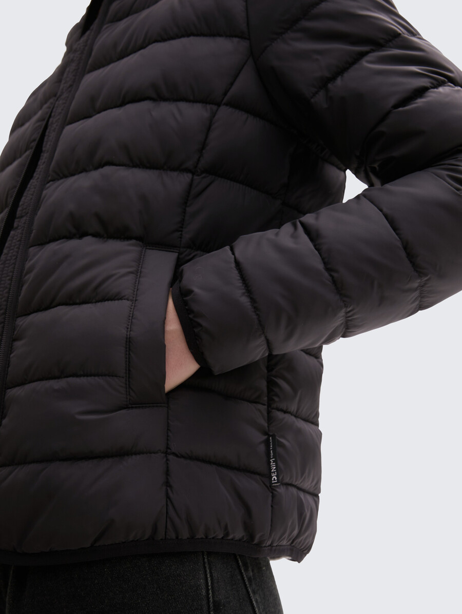 chaqueta acolchada ligera con capucha