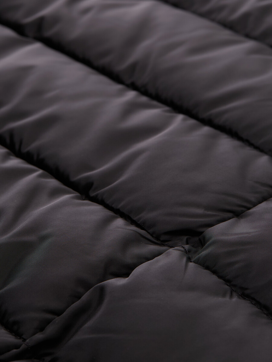 chaqueta acolchada ligera con capucha