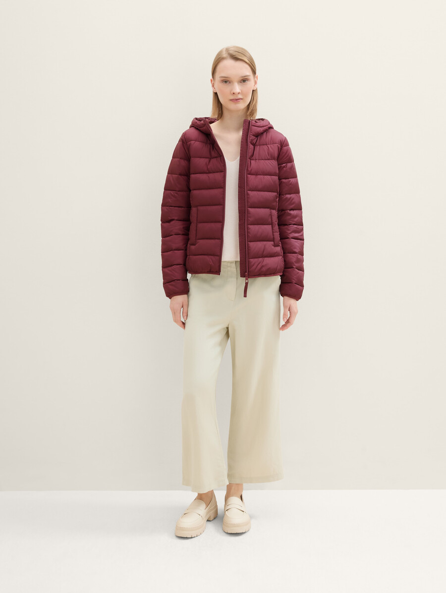 chaqueta acolchada ligera con capucha