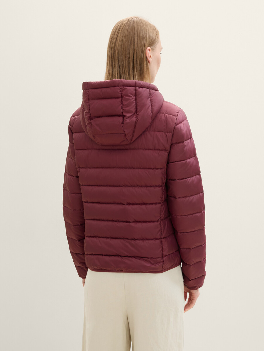chaqueta acolchada ligera con capucha