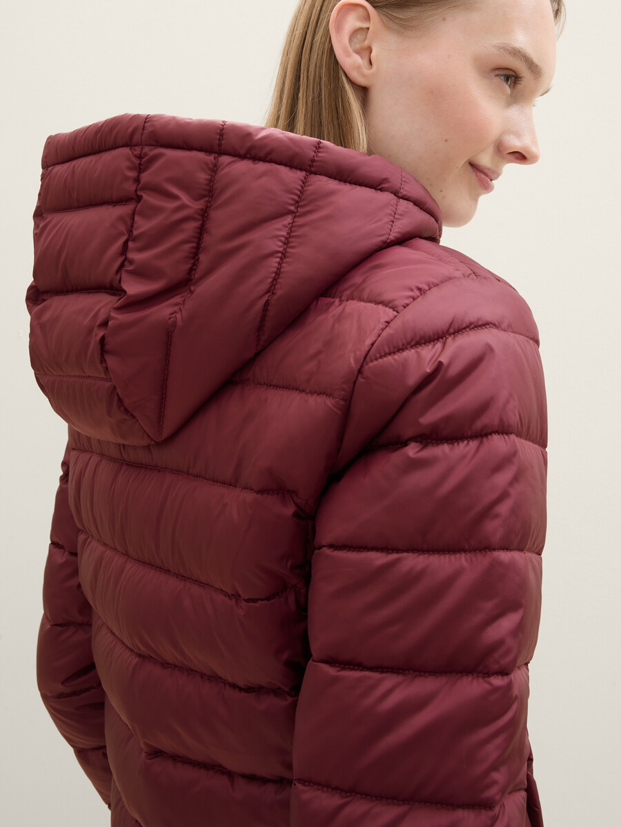 chaqueta acolchada ligera con capucha