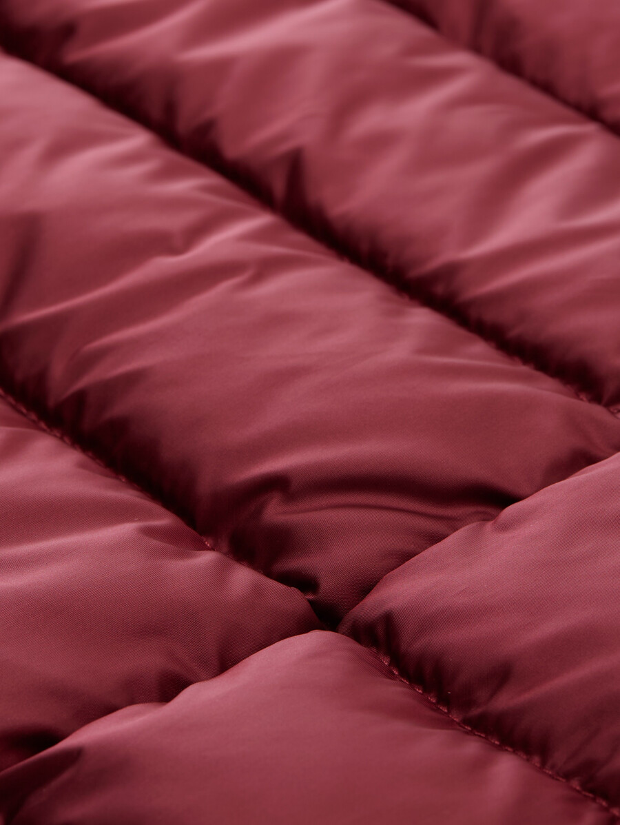 chaqueta acolchada ligera con capucha