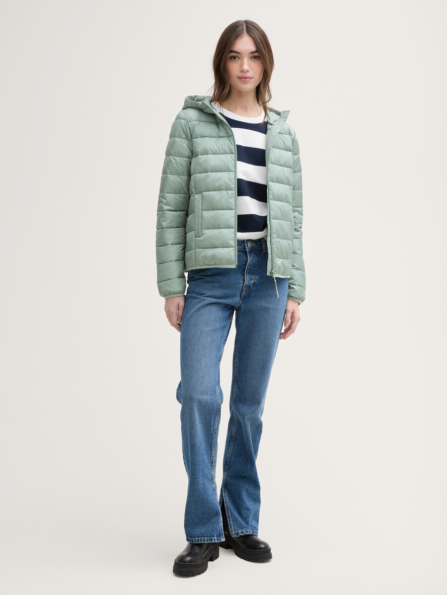chaqueta acolchada ligera con capucha