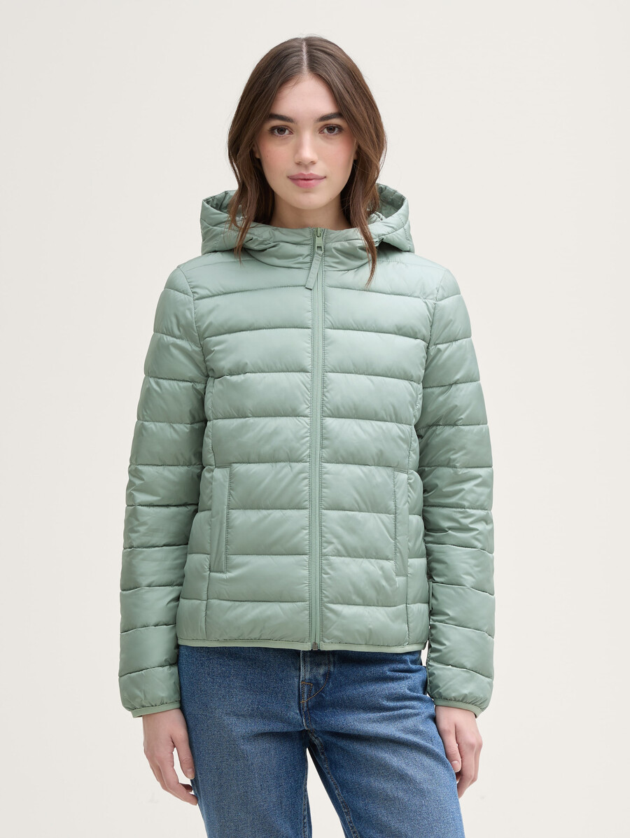 chaqueta acolchada ligera con capucha