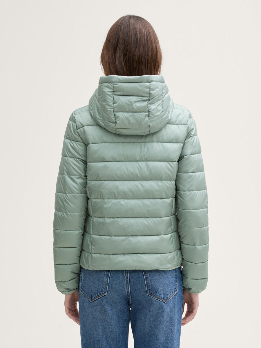 chaqueta acolchada ligera con capucha