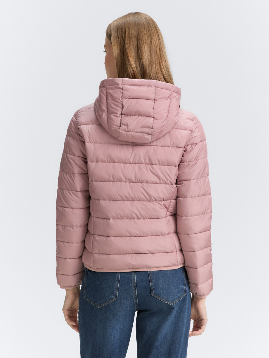 chaqueta acolchada ligera con capucha