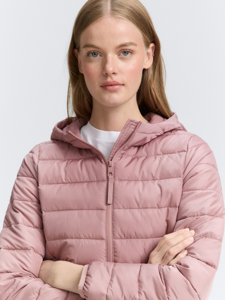 chaqueta acolchada ligera con capucha
