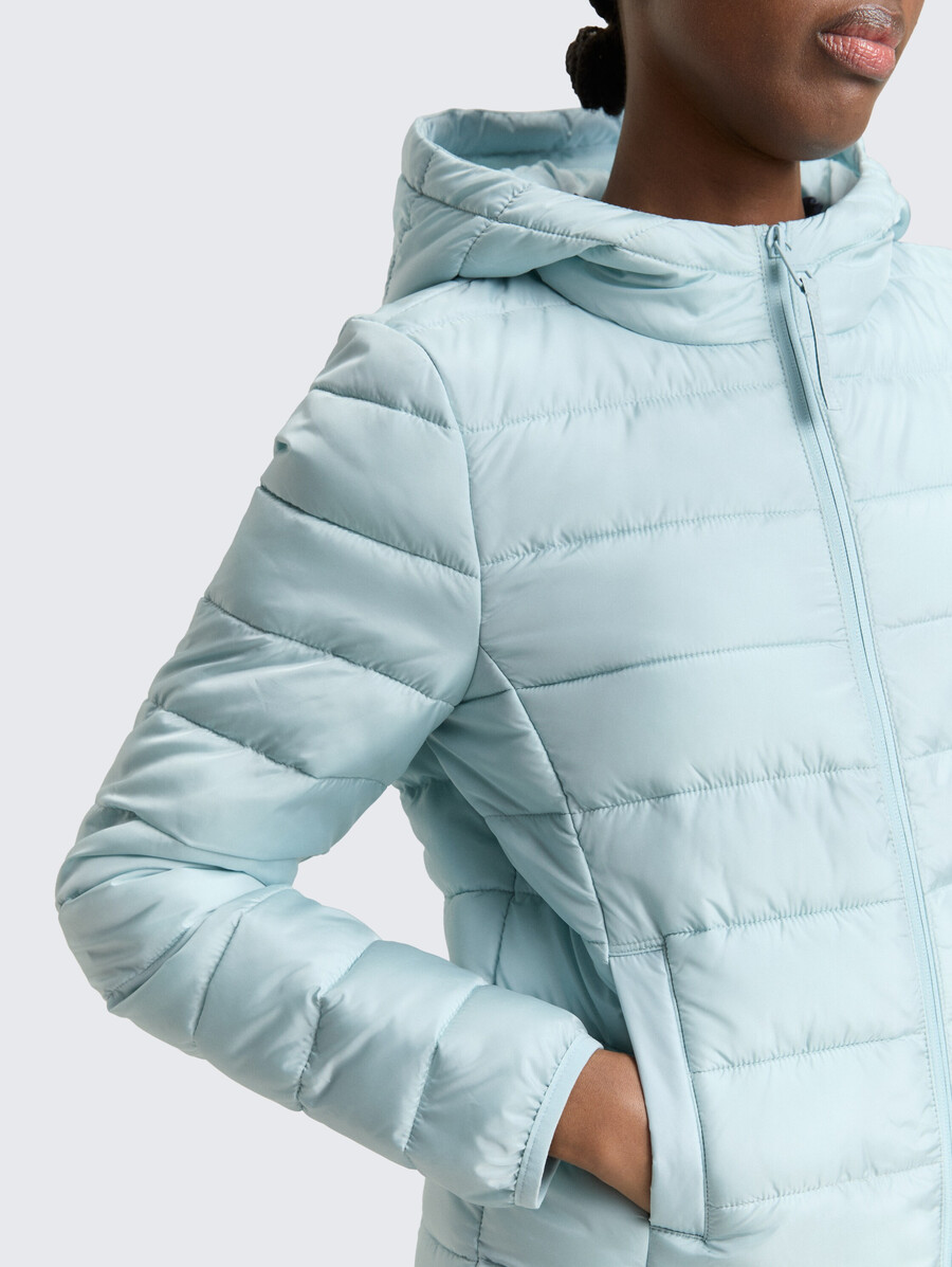 chaqueta acolchada ligera con capucha