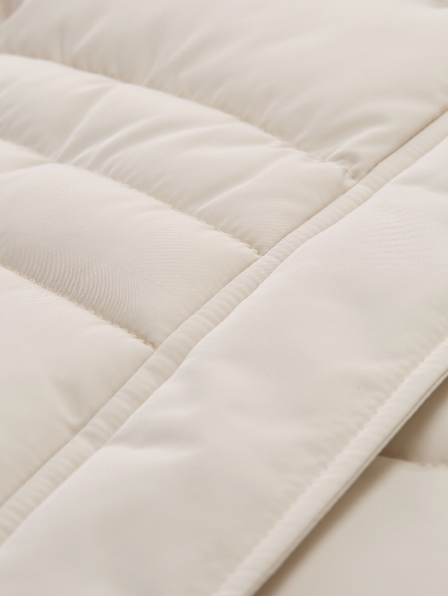 chaqueta acolchada con capucha desmontable