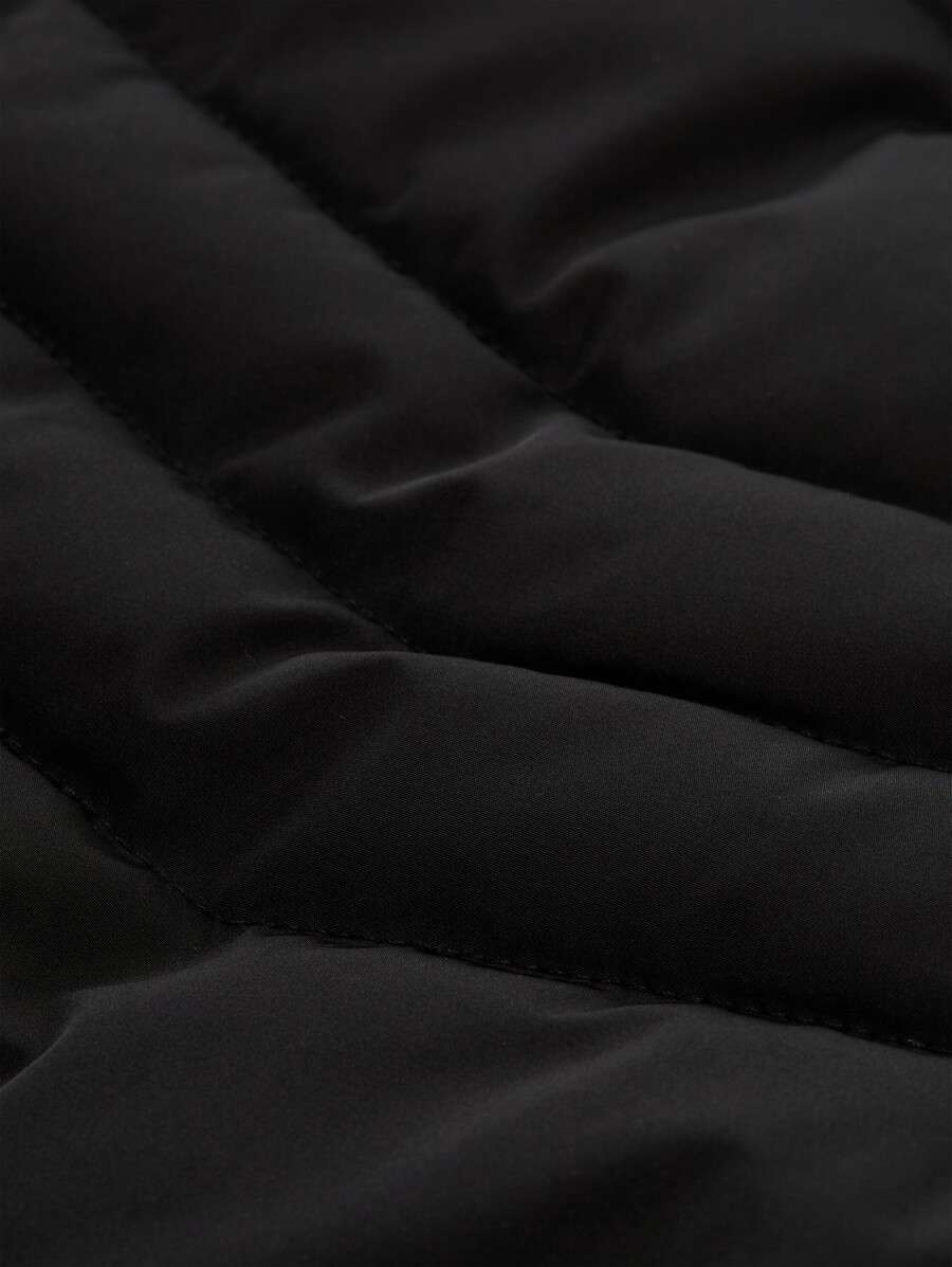 chaqueta acolchada con capucha desmontable
