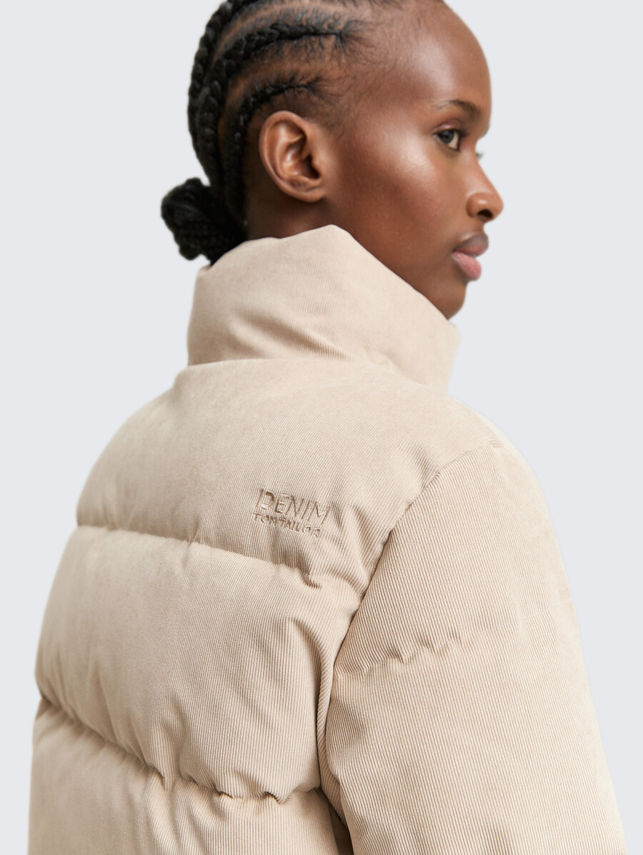 chaqueta acolchada de pana con cuello alto