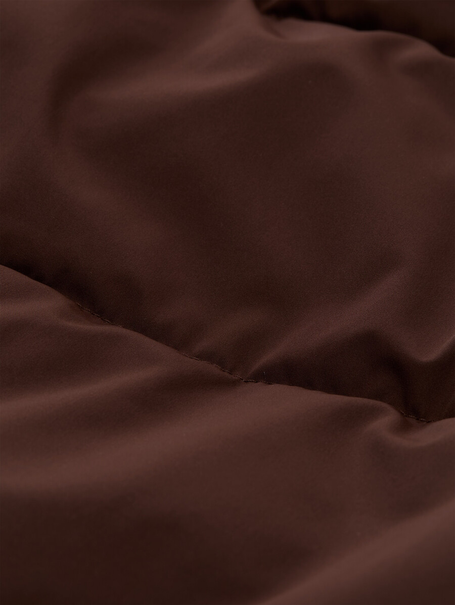 abrigo acolchado con capucha desmontable