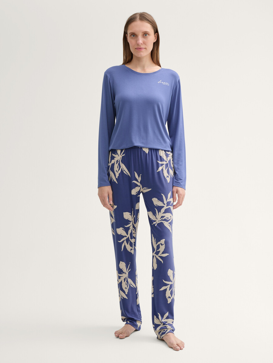 conjunto de pijama con estampado floral