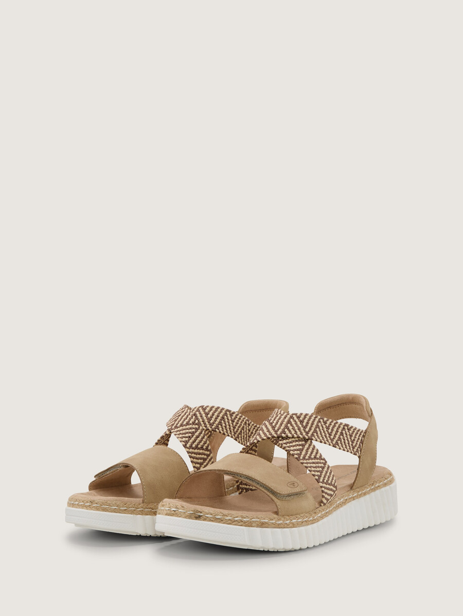 sandalias con detalle trenzado