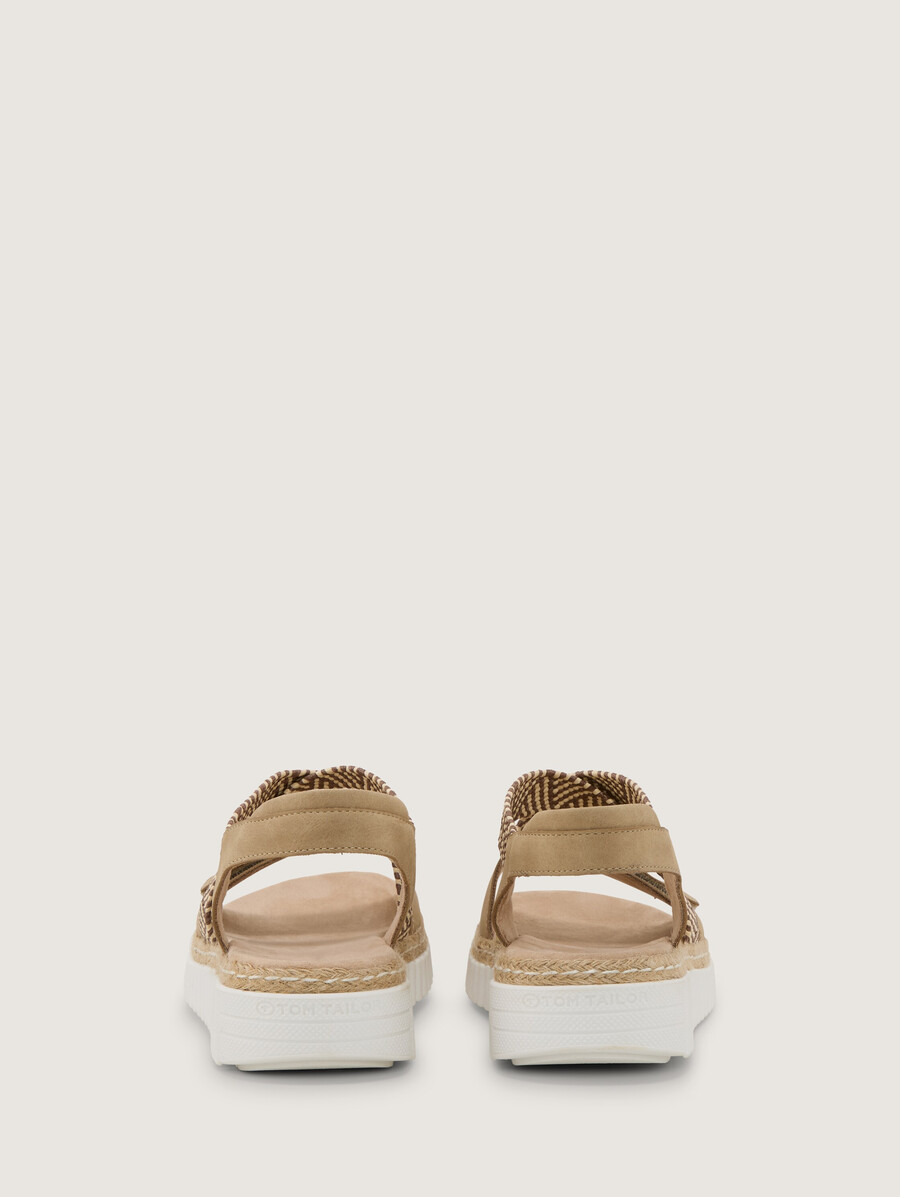 sandalias con detalle trenzado