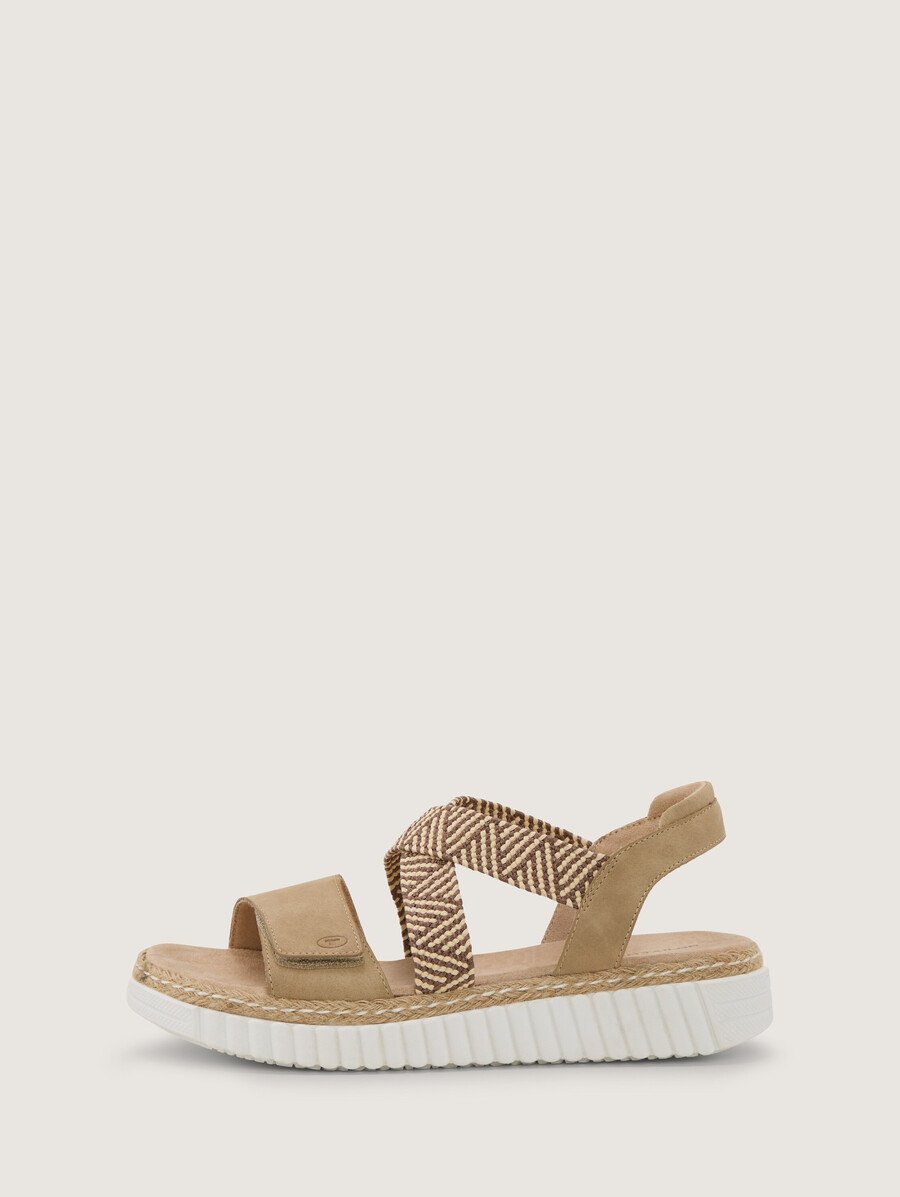 sandalias con detalle trenzado