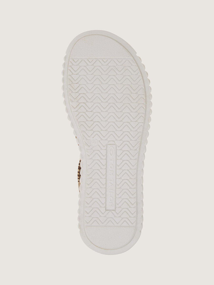 sandalias con detalle trenzado