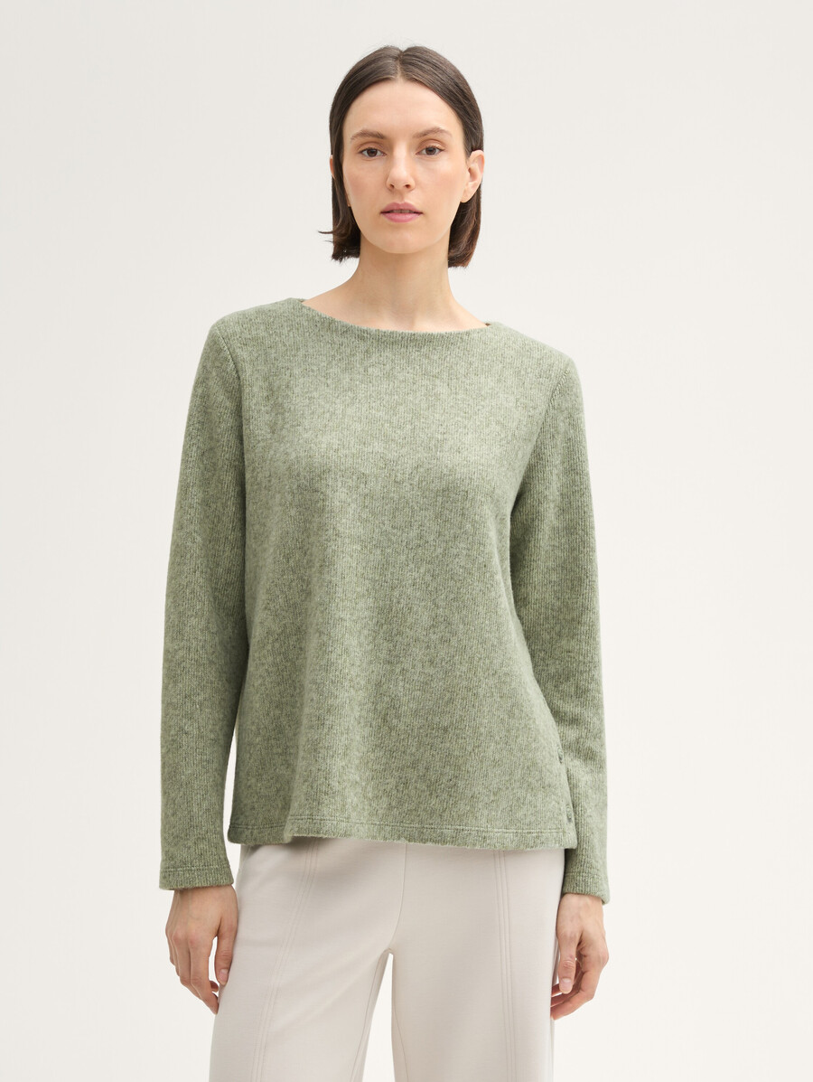 sudadera suave al tacto con detalles de botones.