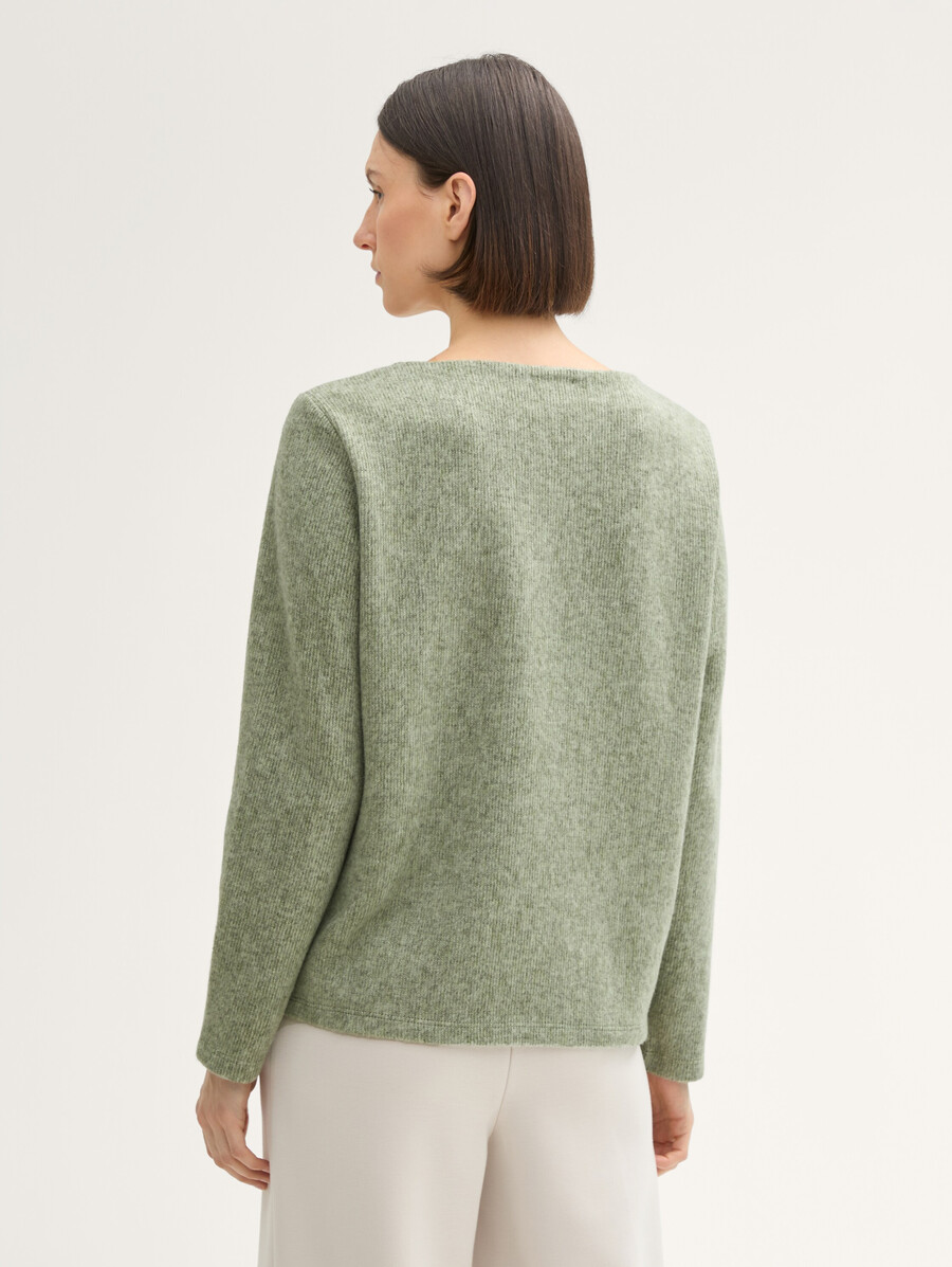 sudadera suave al tacto con detalles de botones.