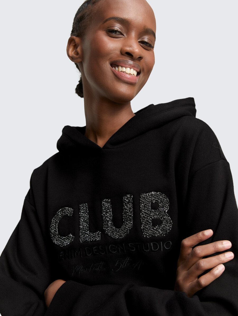 sudadera con capucha de gran tamaño y apliques de purpurina