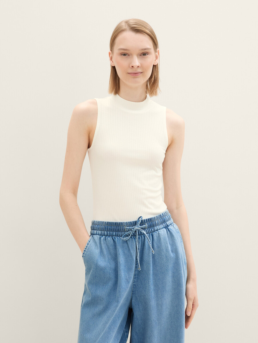 top acanalado con cuello alto