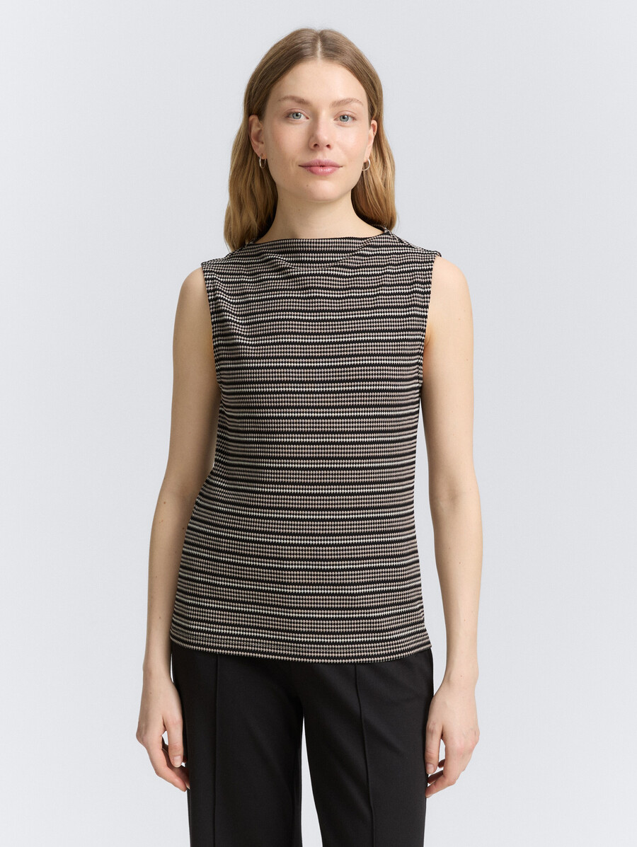 top jacquard con cuello alto