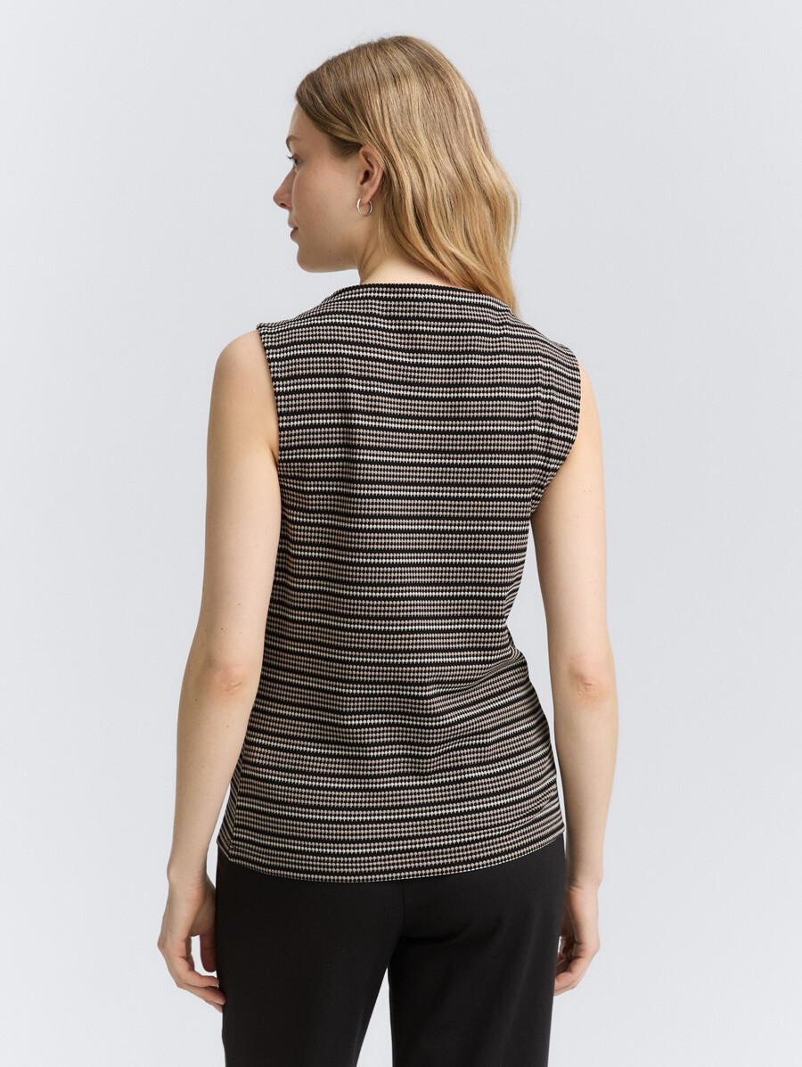 top jacquard con cuello alto