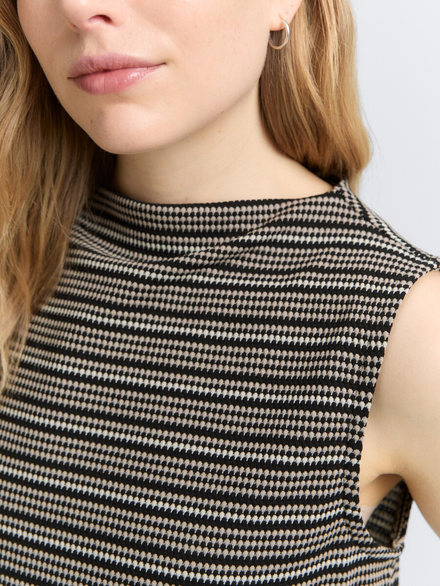 top jacquard con cuello alto