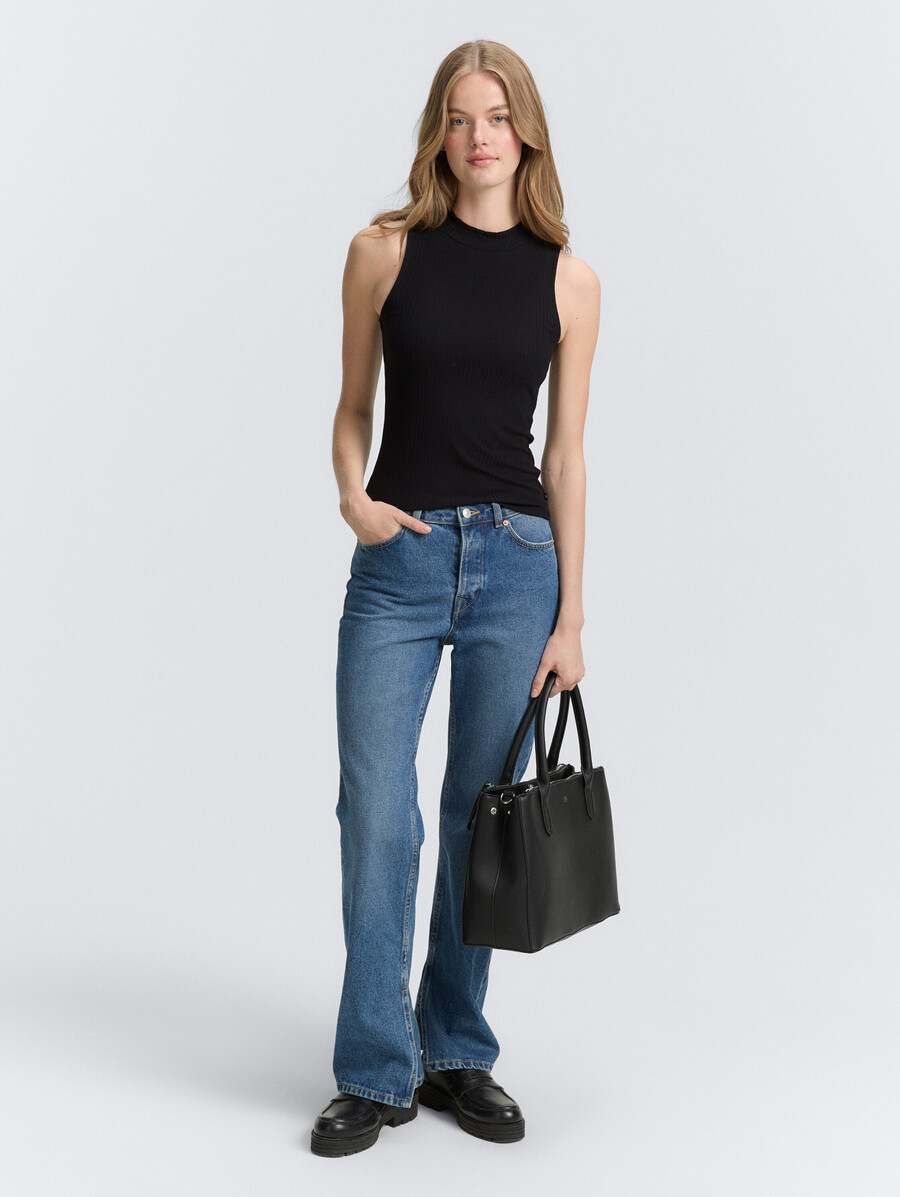 top acanalado con cuello alto