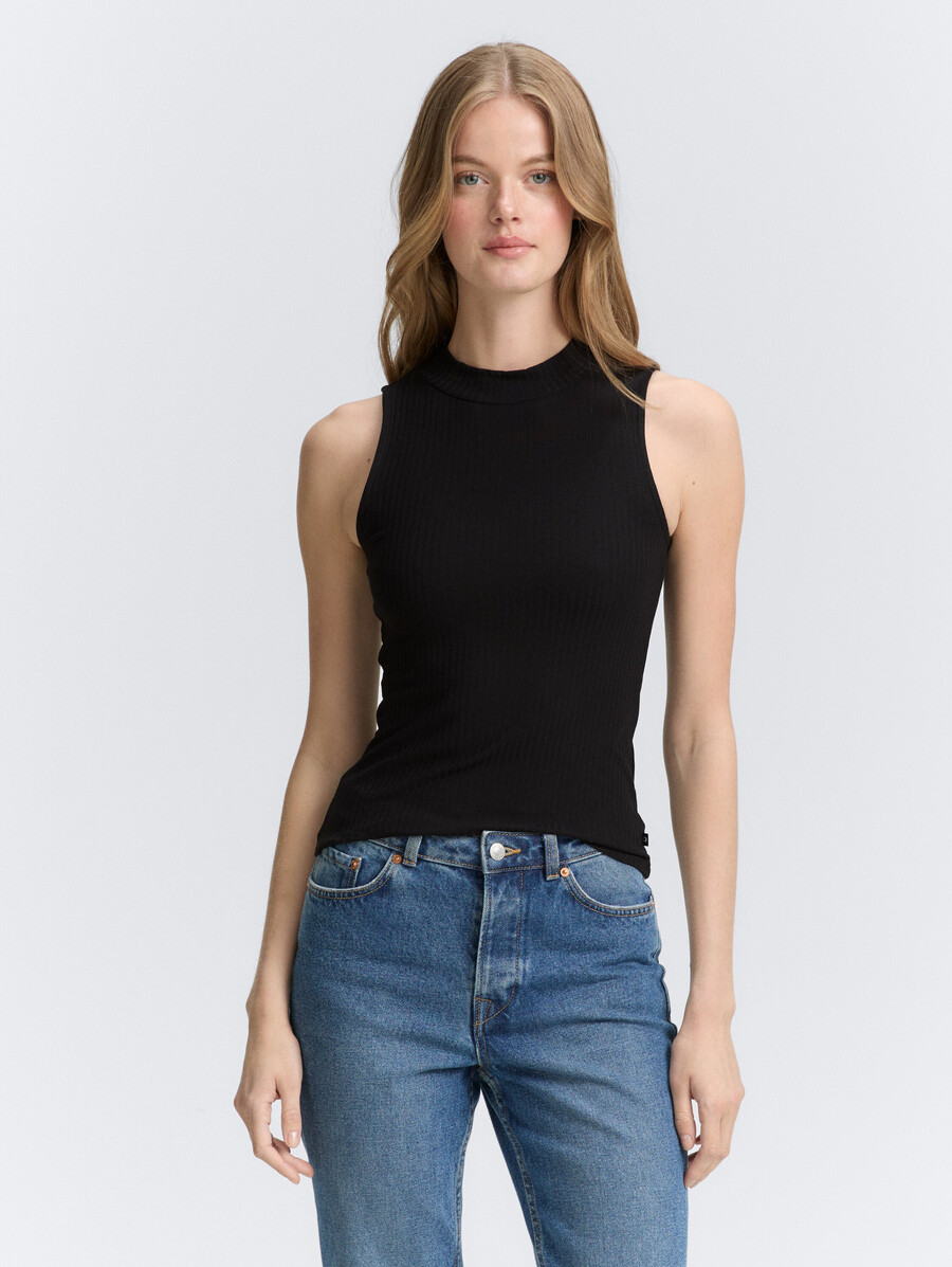 top acanalado con cuello alto