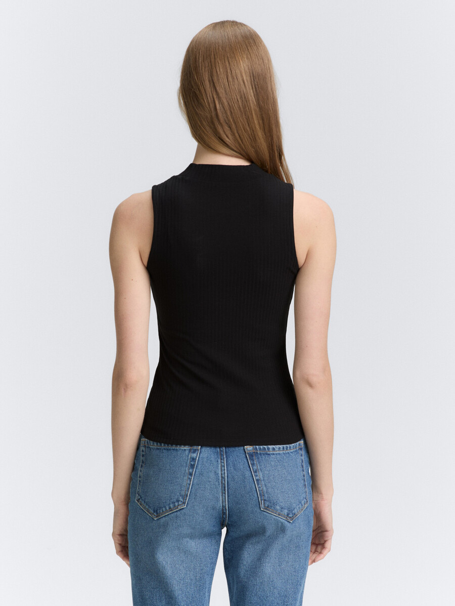 top acanalado con cuello alto