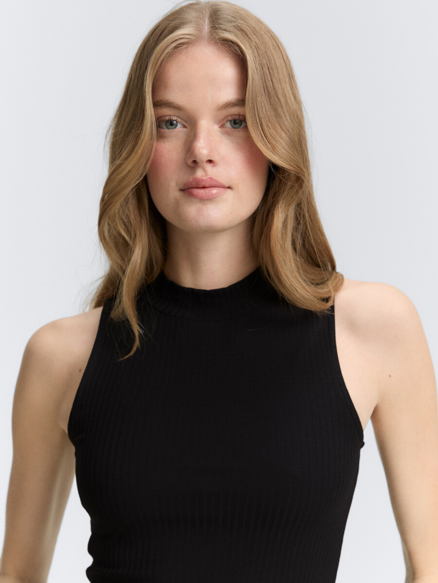 top acanalado con cuello alto