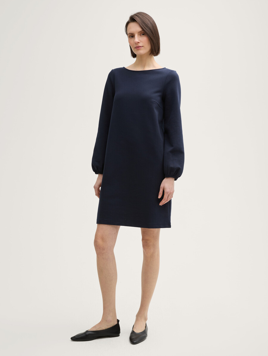 vestido hasta la rodilla con estructura.