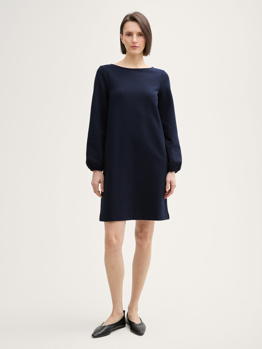 vestido hasta la rodilla con estructura.