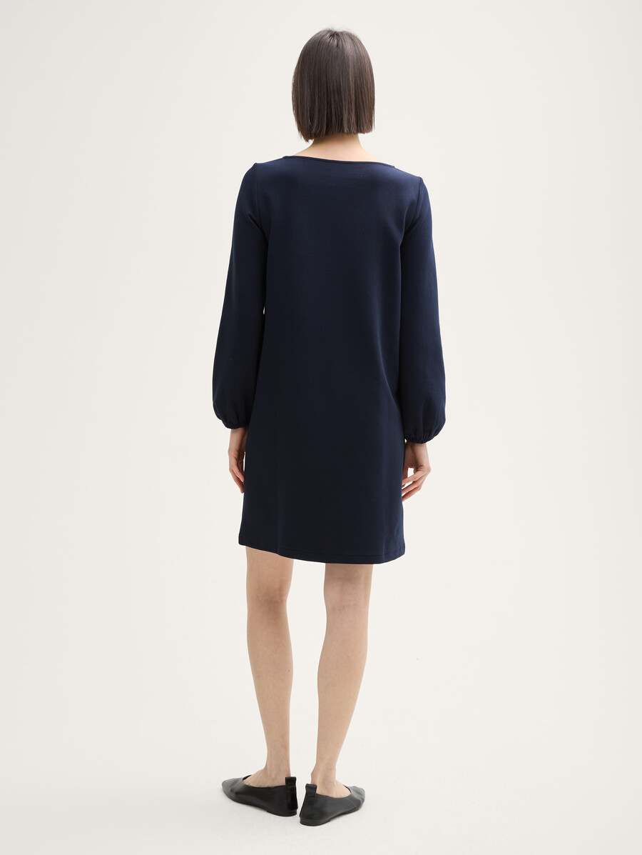 vestido hasta la rodilla con estructura.