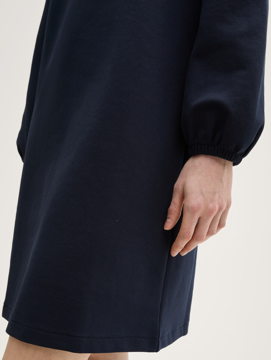 vestido hasta la rodilla con estructura.