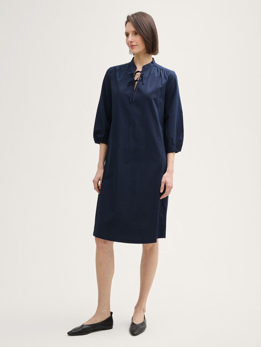 vestido con detalles de cordones