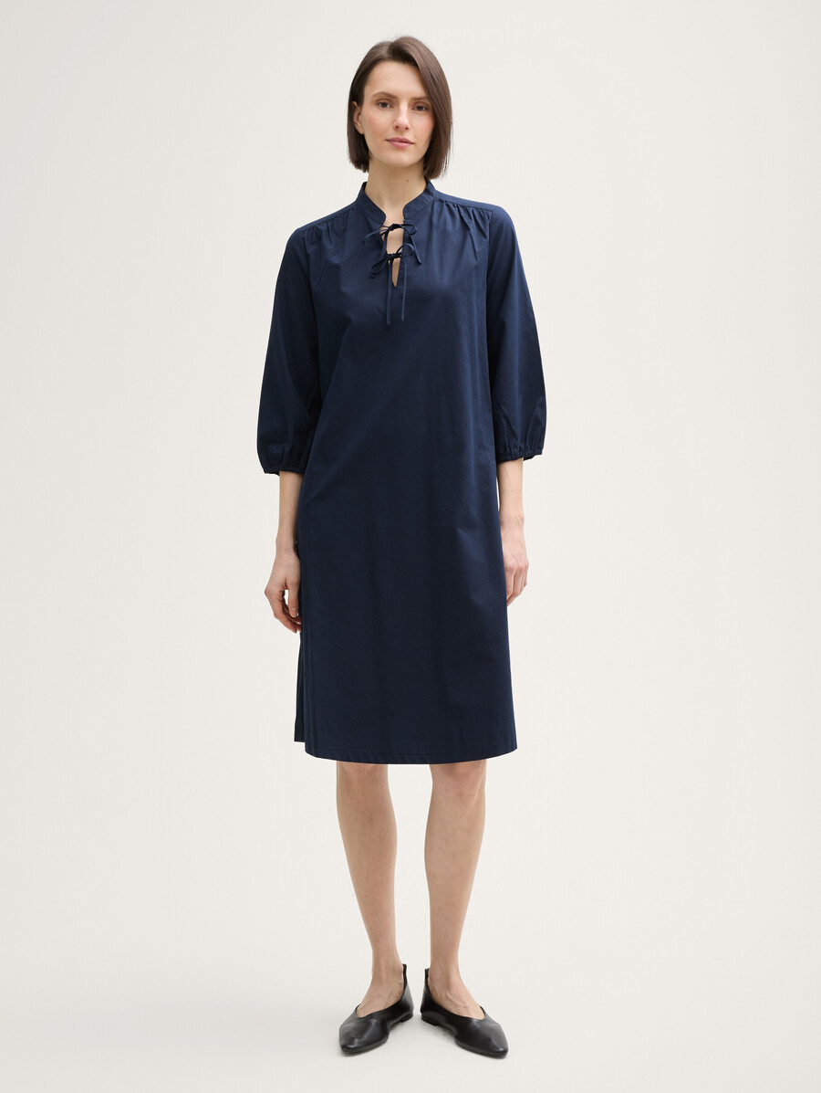 vestido con detalles de cordones