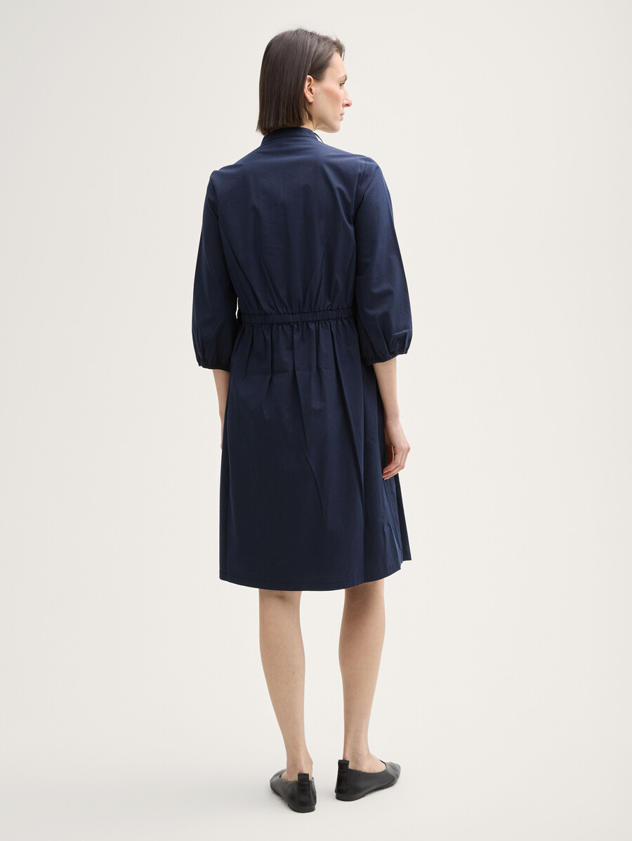 vestido con detalles de cordones