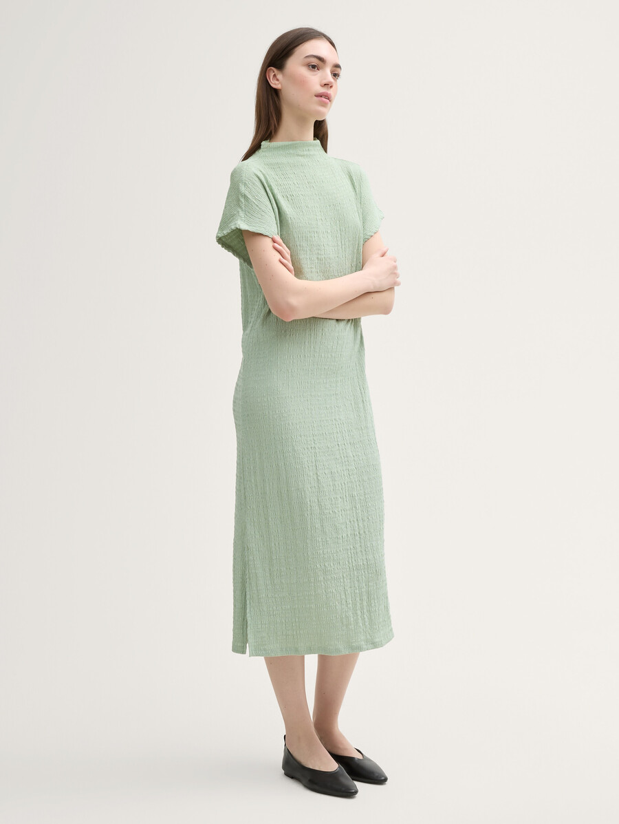vestido midi con cuello alto