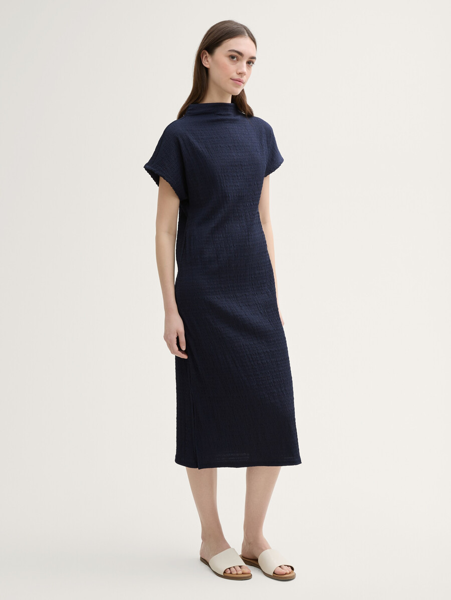 vestido midi con cuello alto