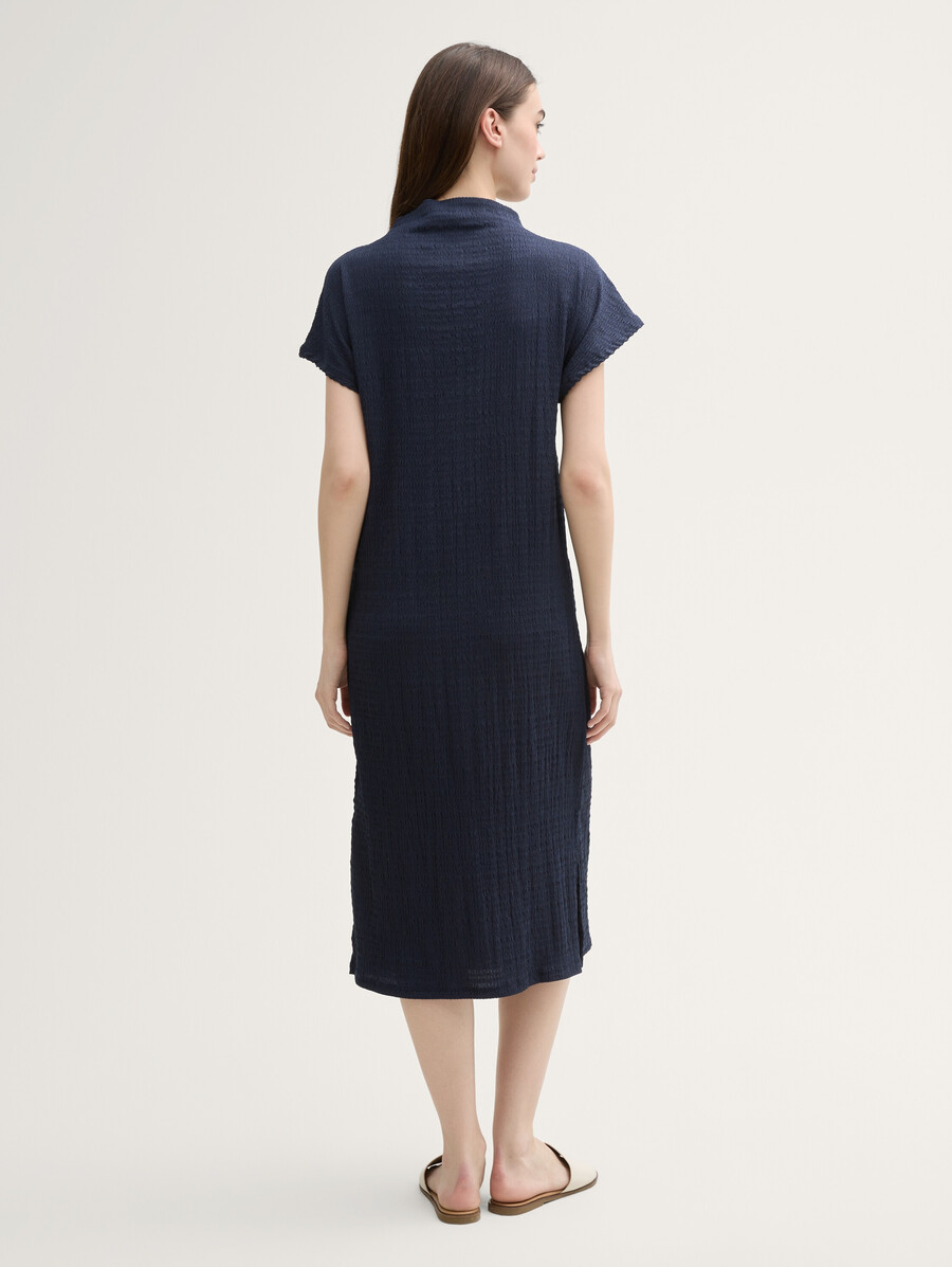 vestido midi con cuello alto