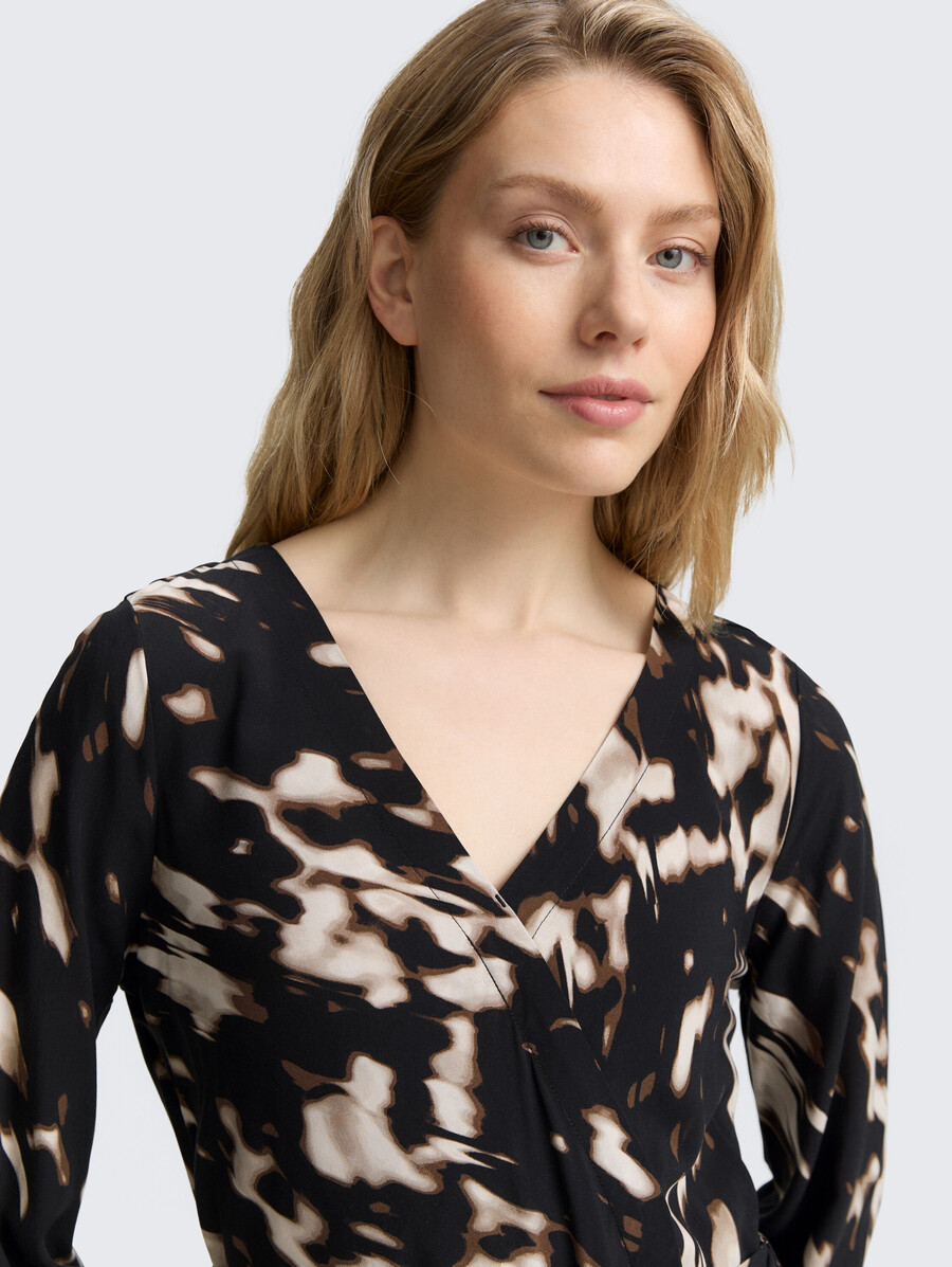 vestido cruzado con estampado