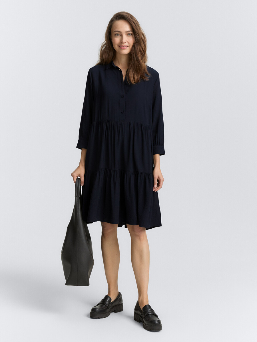 vestido arrugado con volantes