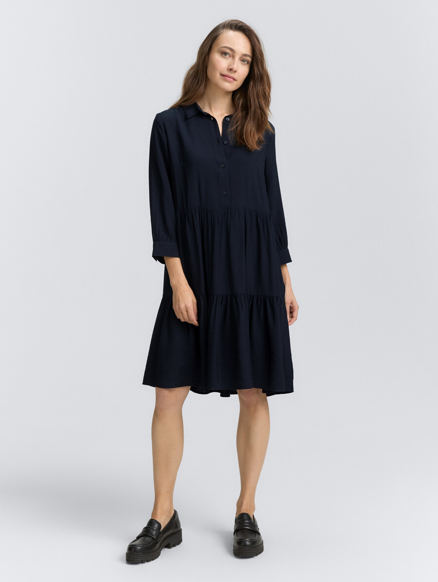vestido arrugado con volantes